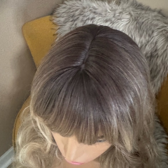 Platinum honey ash blonde wavy wig with bangs - Picture 4 of 6